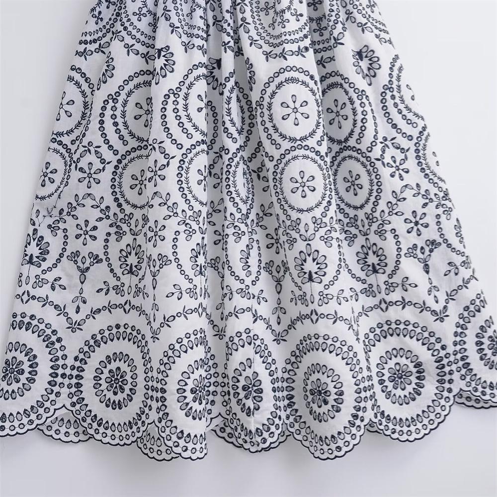 Rochie de damă slim fit, brodată, cu decolteu în V și design ajurat, pentru primăvara/vara 2025.