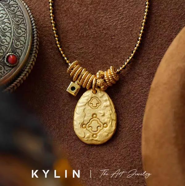 Xiaohongshu Bestseller: Gelber Wohlstandsgott geflochtene Halskette mit Blattgold und schwarzem rundem Anhänger im neuen chinesischen Stil.