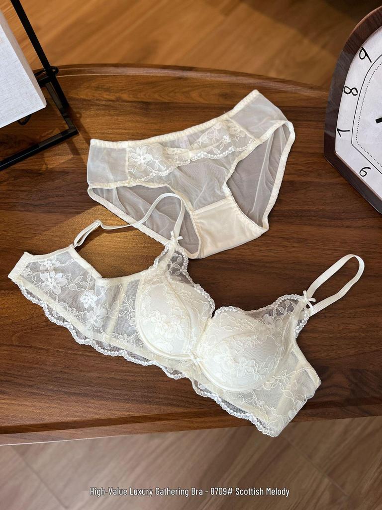 Japanese Sexy Lace Lingerie Set: Wireless Bra for Small Bust, with Beautiful Back Design and Panties.