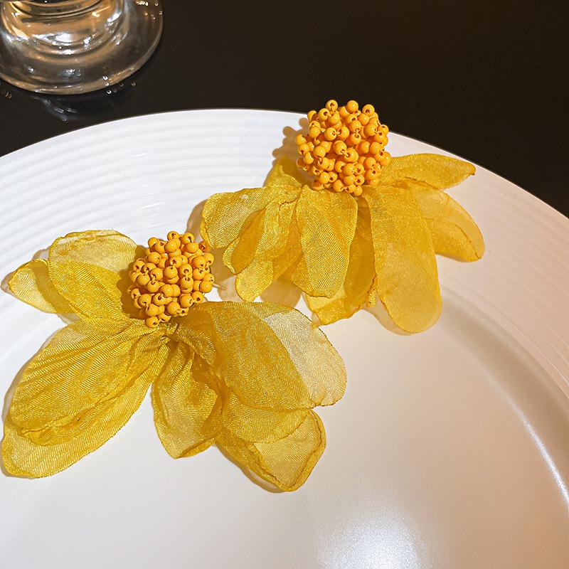 Żółte Świeże Kwiatowe Kolczyki Koła z Motylem dla Kobiet - Proste, Wszechstronne i Modne Geometryczne Wzornictwo.