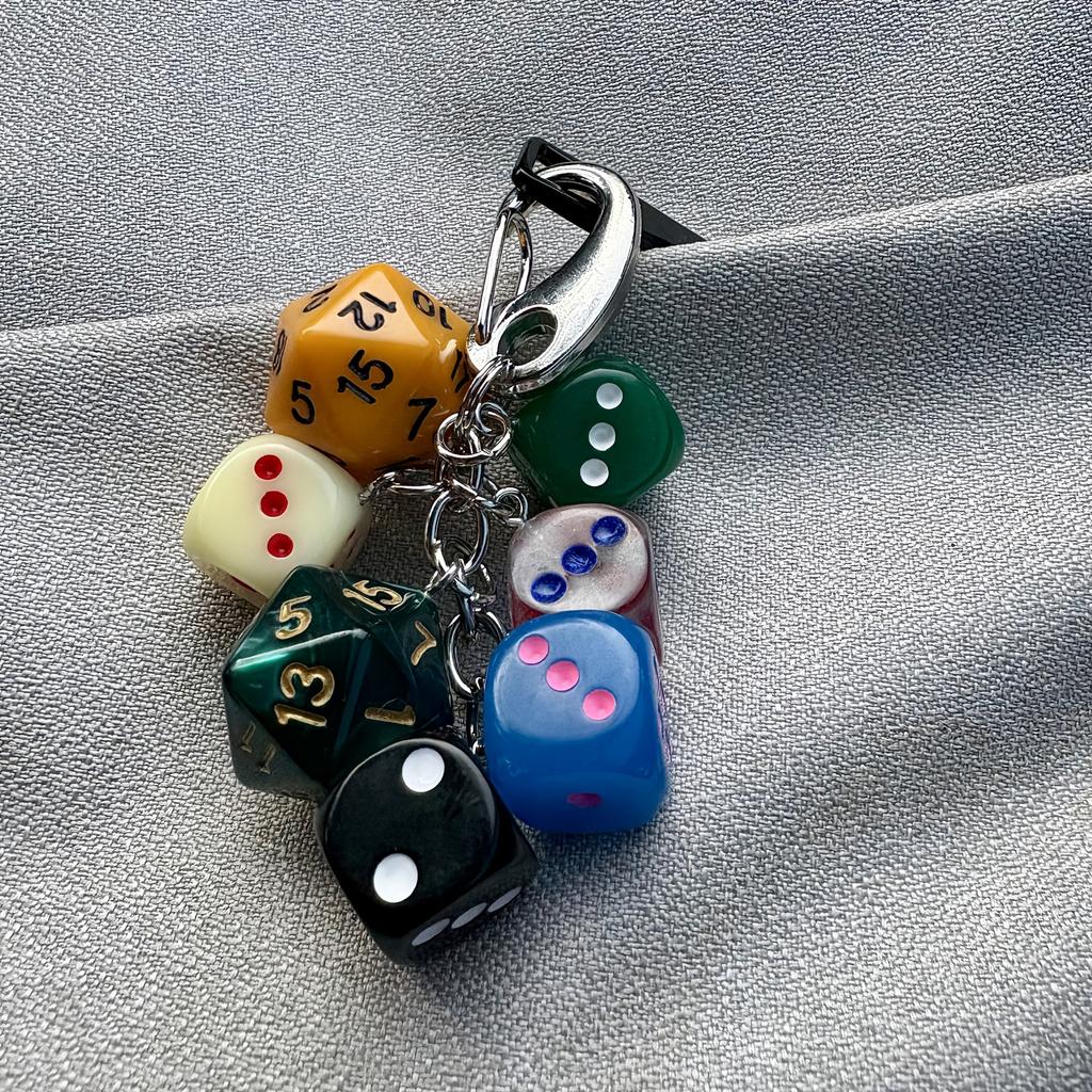 Würfel-Schlüsselanhänger im Vintage-Stil - Harzanhänger mit Karabinerverschluss, Perfekt für Taschen & Rucksäcke - Einzigartige Geschenkidee