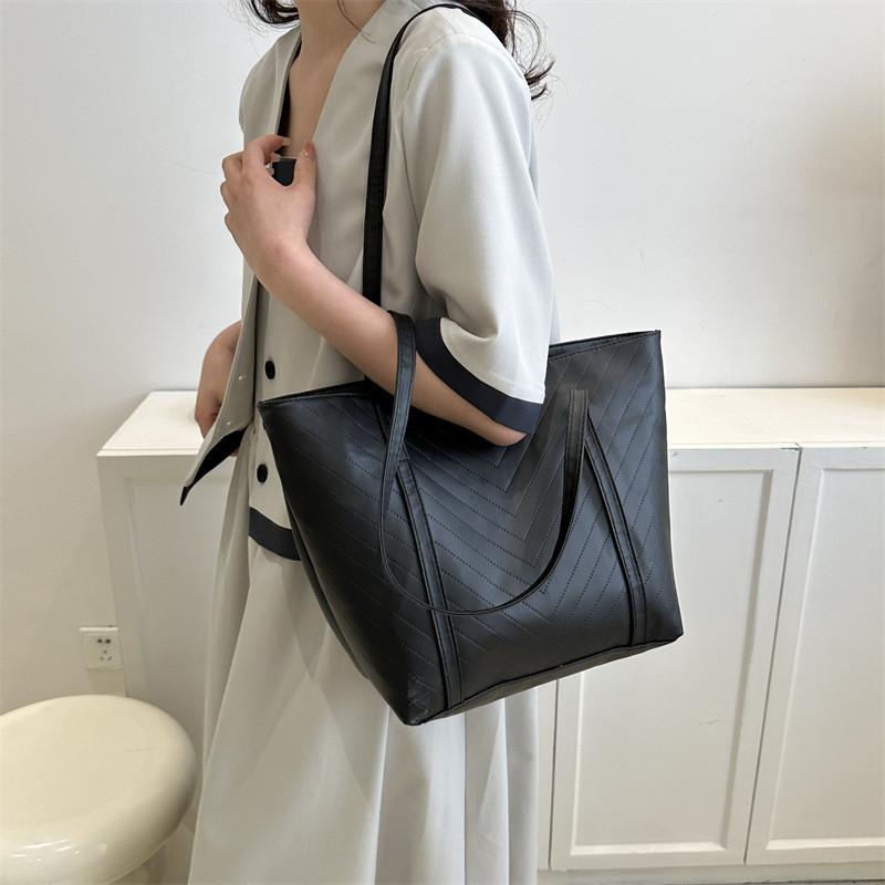 Chic Pu Leather Shoulder Bag For Women Spacious And Fashionable Design