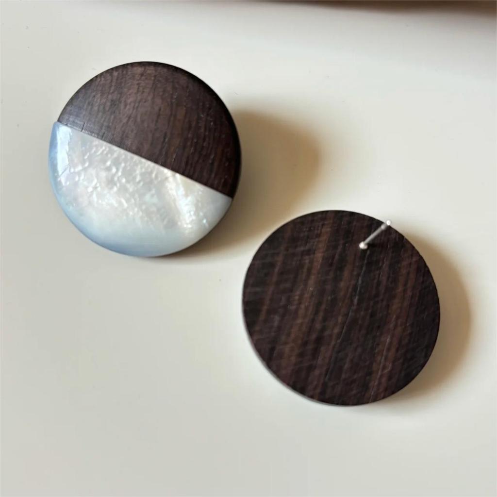 Autumn/Winter Sandalwood Mother-of-Pearl Patchwork Stud Earrings - Light Luxury Versatile Design