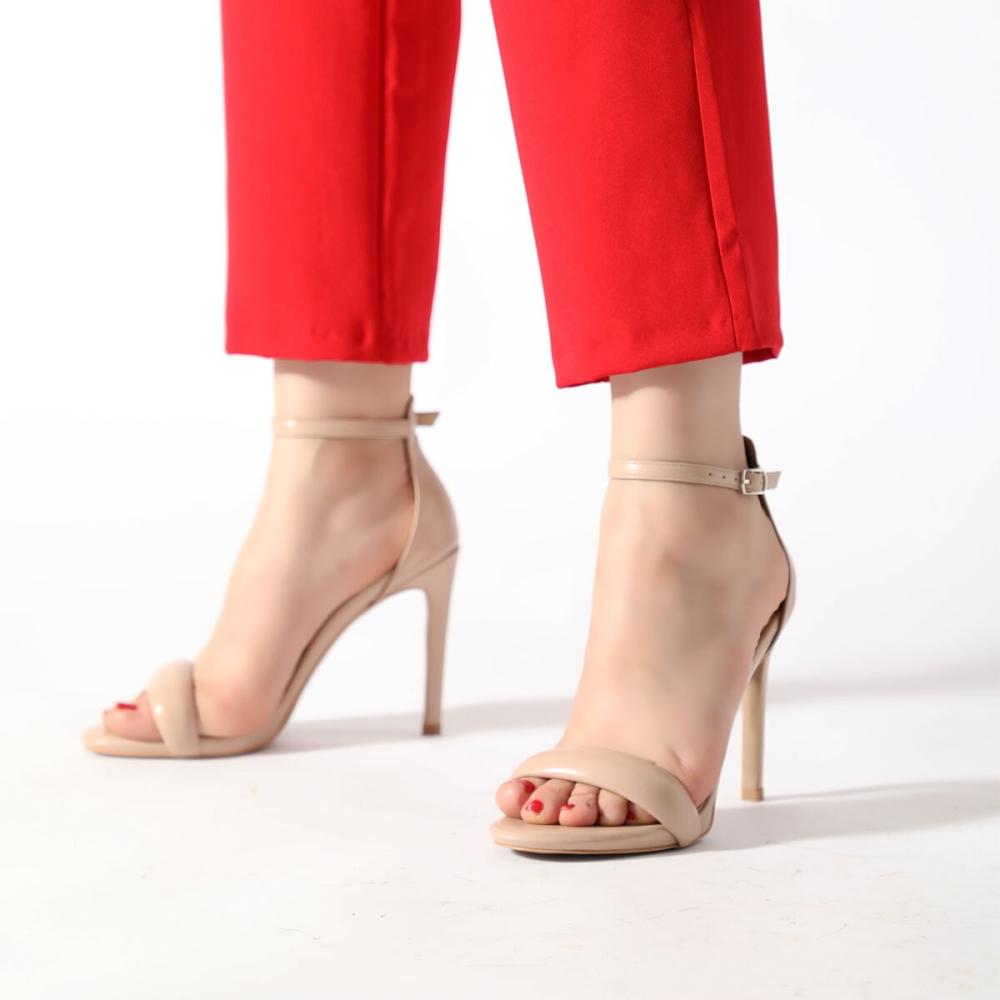 

Женские вечерние модельные туфли с одной ремешком