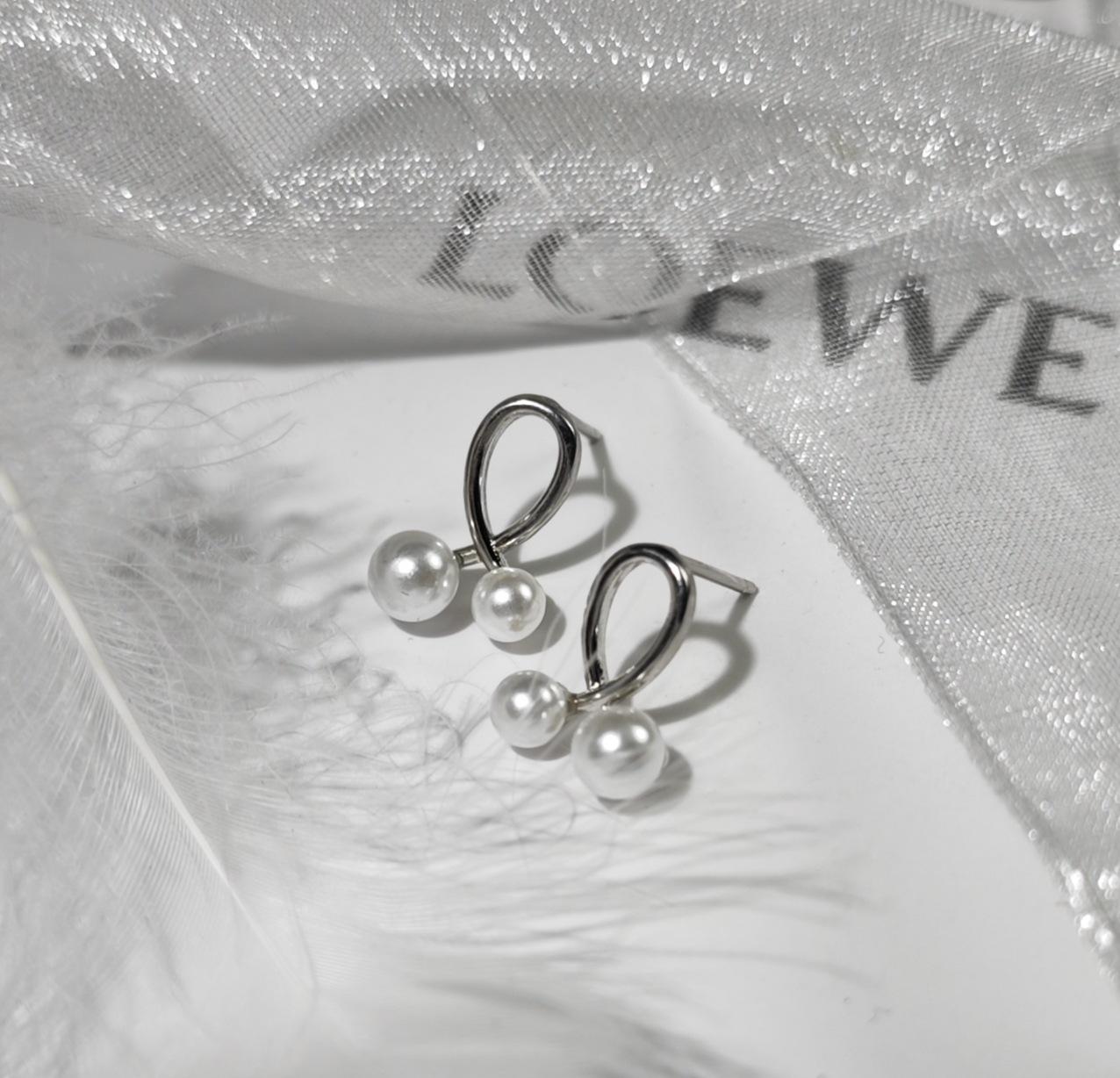 

Elegant French Pearl Bow Stud Earrings: Versatile, Cute Hepburn Style for Women
