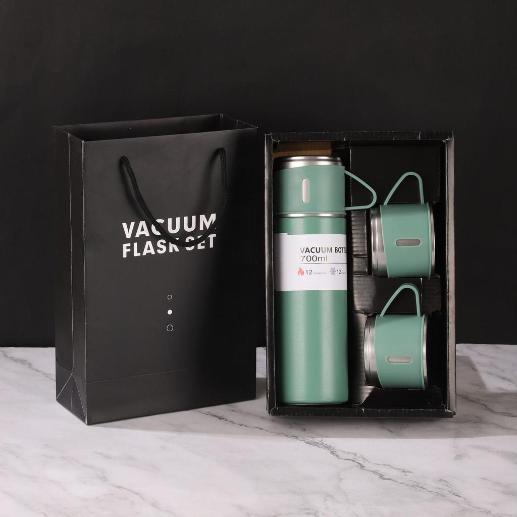 Becher aus Edelstahl 304. Hochwertiges Geschenkset. Eine tragbare 700-ml-Business-Teetasse mit drei Deckeln.