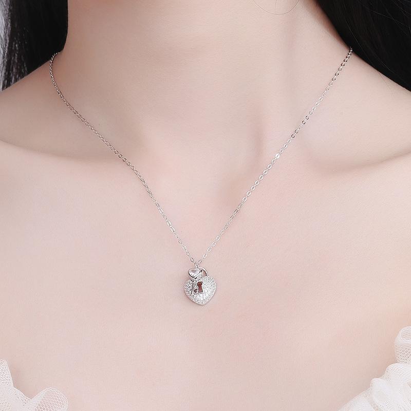 Naszyjnik z kluczem miłości wysadzany diamentami damski kreatywny wszechstronny łańcuszek na obojczyk lekki luksus niszowy biżuteria w trendzie ins