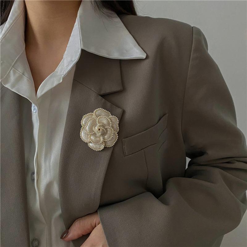 A Delicate Camellia Brooch for Women with A Delicate Fragrance Style, A Retro Suit Sweater Pin