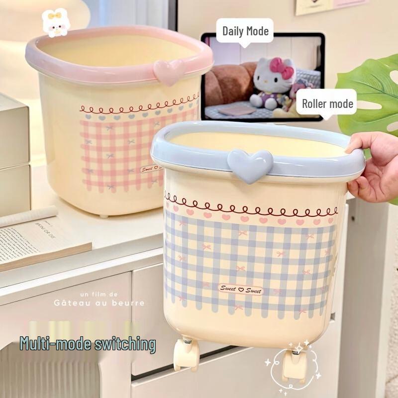 Niedrige rosa Plastikmülltonne mit Rädern