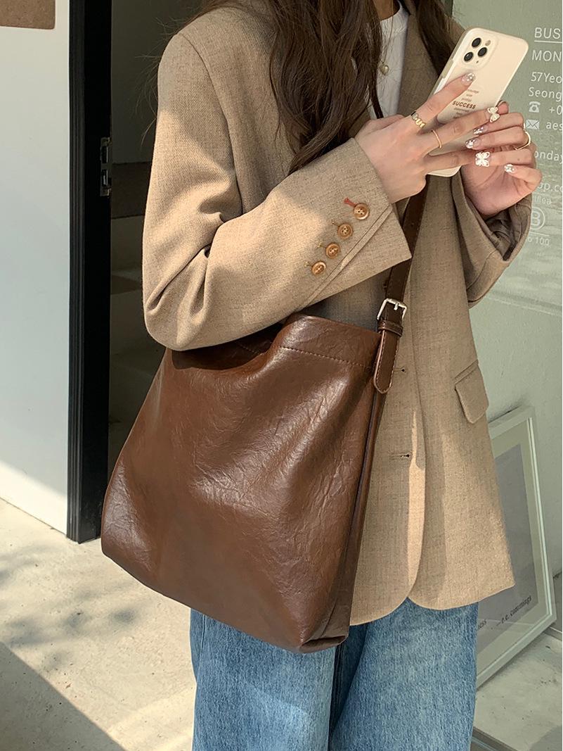 

Женская модная сумка-тоут и сумка-мессенджер из мягкой кожи 2025 года большой вместимости кофейный