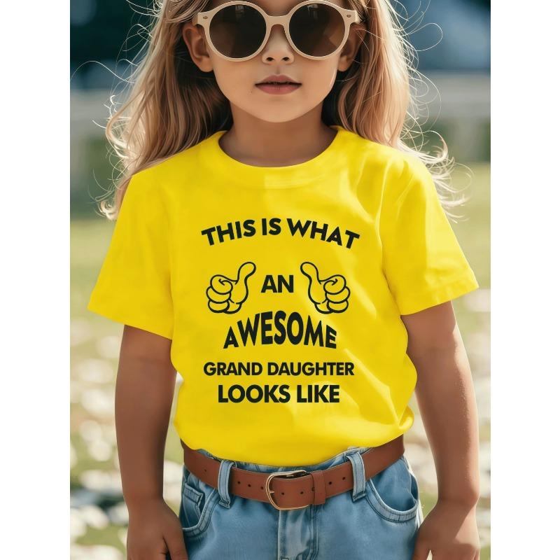 Mädchen T-Shirt mit Rundhalsausschnitt, kurzärmelig: "So sieht eine tolle Enkelin aus"