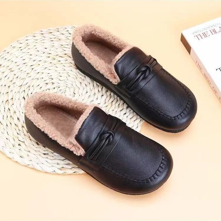 

Fleece shoes women s 2025 new winter soft-soled mother Doudou shoes flat-soled one-pedal leather shoes warm extra thick cotton shoes 35 чёрный