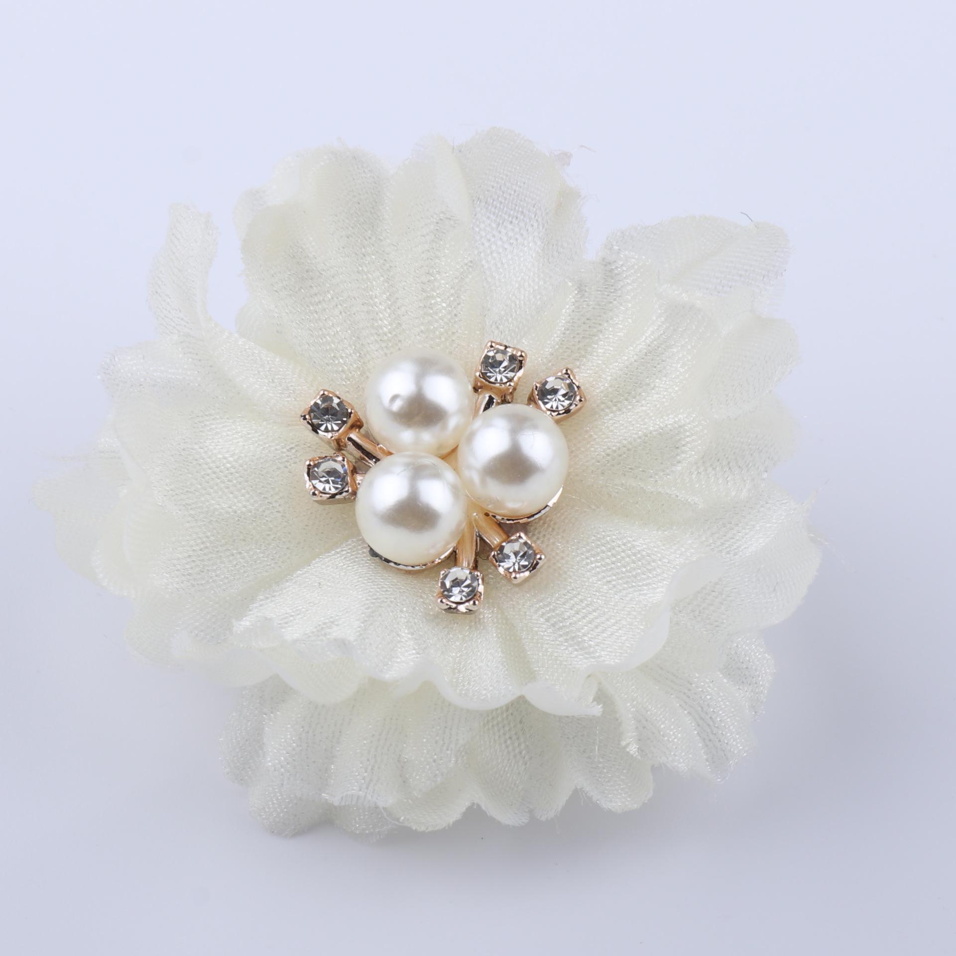 

Цветы из сетчатой ткани с жемчугом ручной работы: Искусные аксессуары для волос и броши, сделанные своими руками