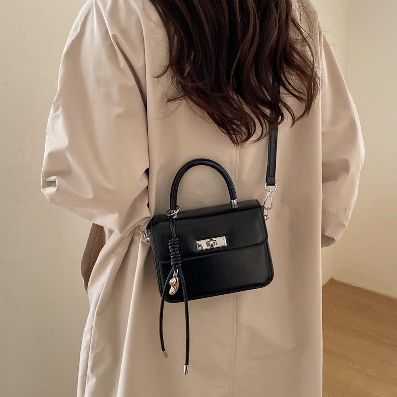 Premium niche bag women s new retro versatile messenger bag women s popular casual portable small square bag without pendant чёрный