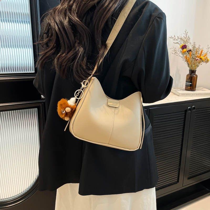 Textured versatile bucket bag women's new trendy Korean version fashionable wide shoulder strap foreign style single shoulder oblique A