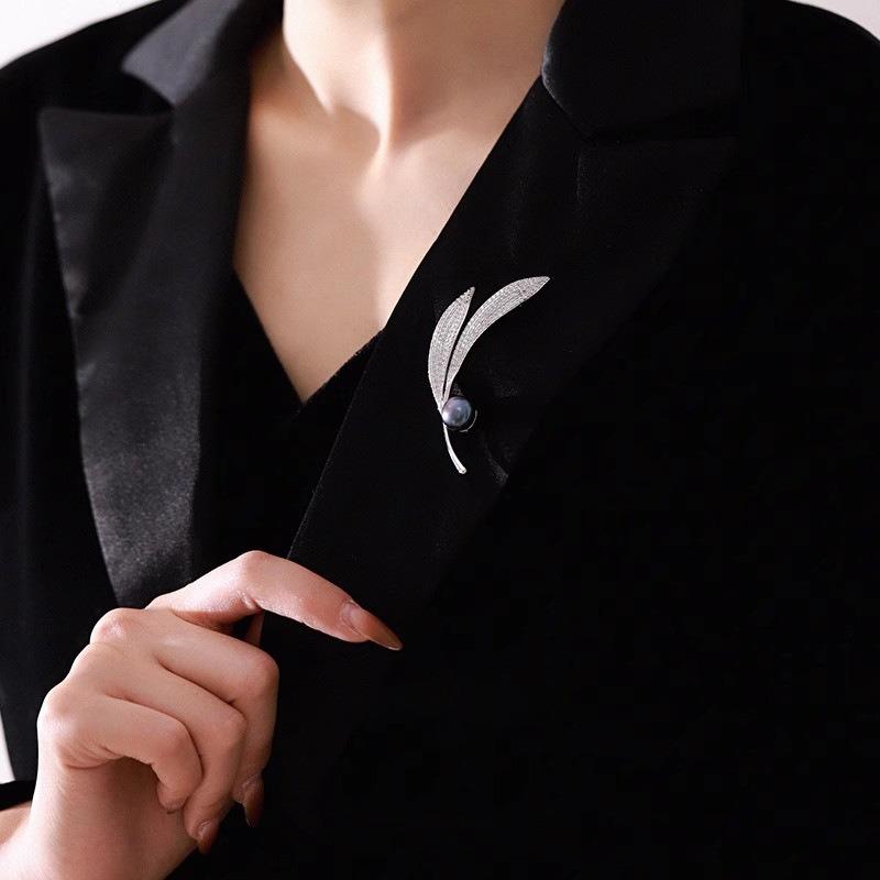 Broche Perle Feuille pour Femmes, Polyvalente et Unique, Broche Diamant Complet avec un Sens du Design de Niche