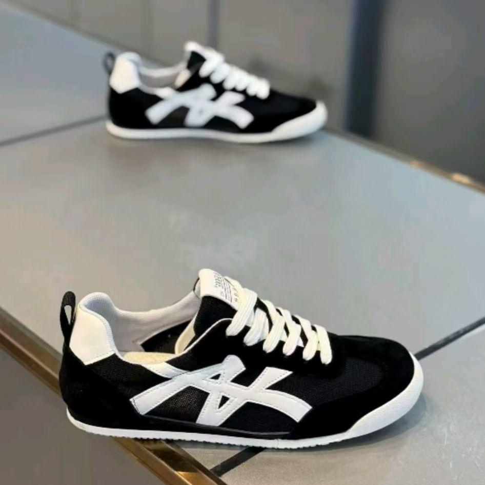 Men's Classic Running Shoes Lace Up Soft Sole Walking Shoes Flat Bottom Sports Shoes Breathable Couple Casual Shoes Tennis Shoes