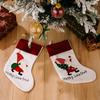 Entzückender Weihnachtsstrumpf mit rotem Besatz mit Weihnachtsmann- und Baumdesign für festliche Feiertagsdekoration
