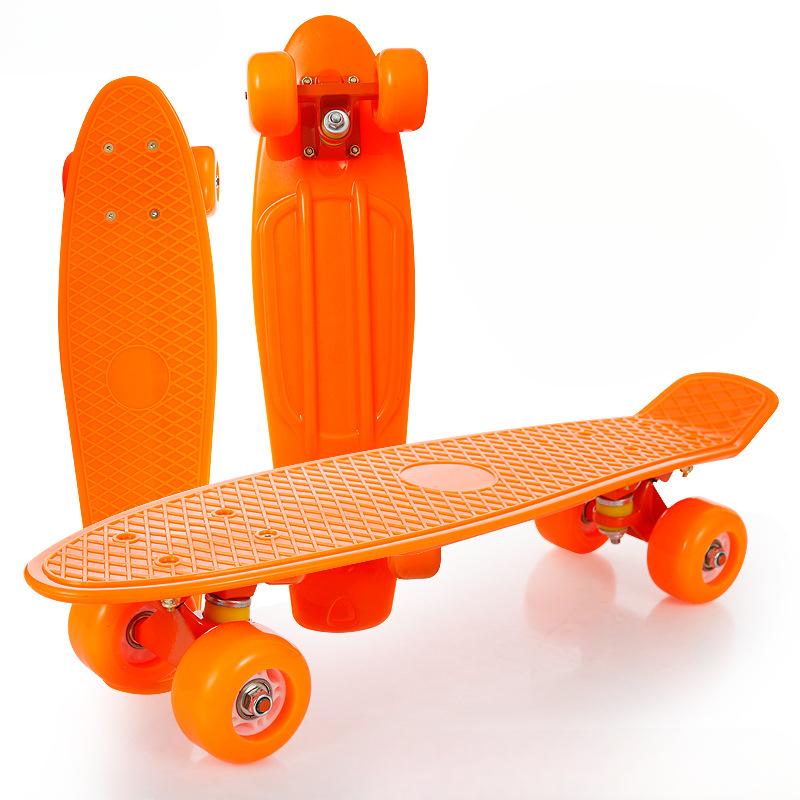 Neu Kunststoff Vier-Rad Fisch Skateboard Blinkende Rad Straße Einzigen Verzogen Skateboard