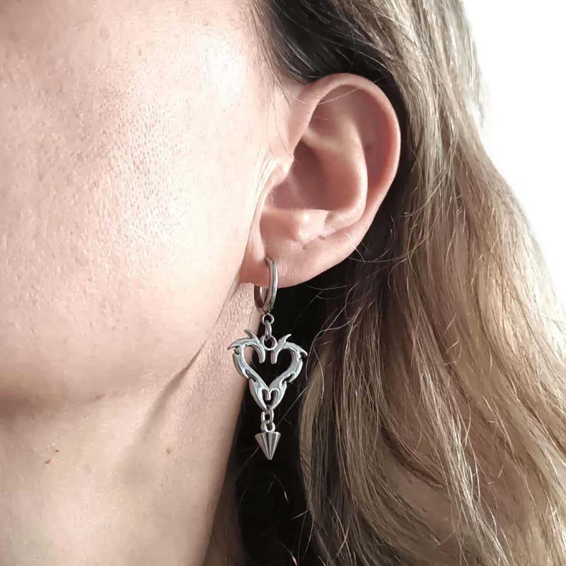 Gotische Y2K Silberfarbene Edelstahl Hohl-Herz Feuer Hängeohrringe für Damen Rock Punk Alternative Schmuck Geschenke