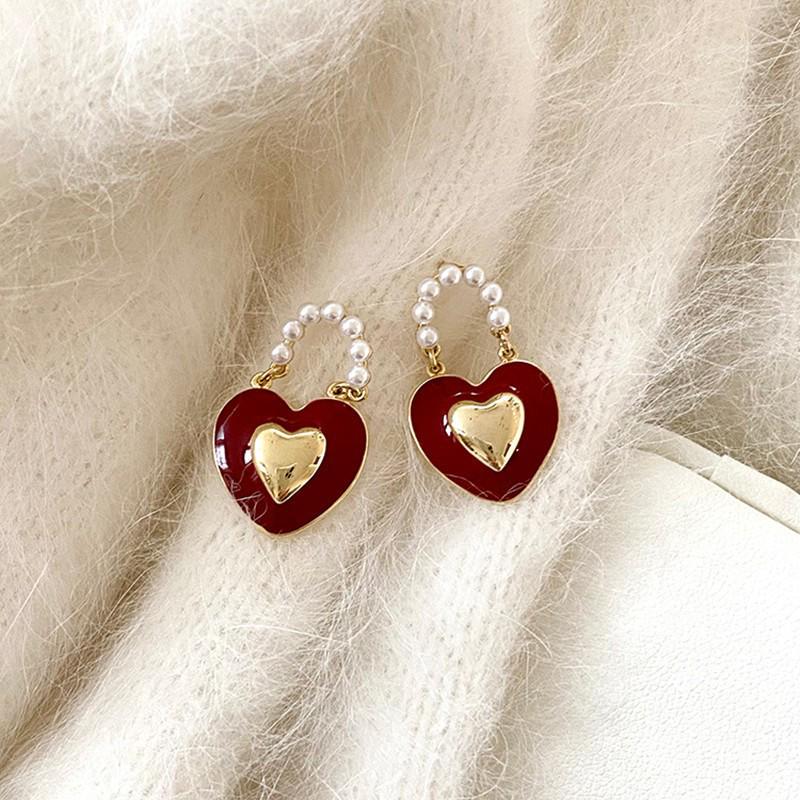 Elegant Red Heart Pearl French Stud Earrings - Light Luxury, Exquisite and Versatile Ear Jewelry for Women