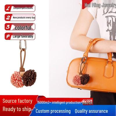 Portachiavi e Ciondolo per Borsa con Nappa a Forma di Palla di Bacca di Bayberry in Stile Zhang Yuanying