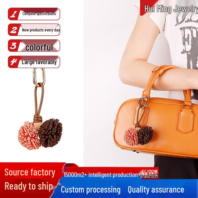 Portachiavi e Ciondolo per Borsa con Nappa a Forma di Palla di Bacca di Bayberry in Stile Zhang Yuanying