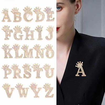 Nuova Spilla con 26 Lettere A-Z Strass Cristallo Colore Oro Alfabeto Inglese Spille Metalliche Carini Accessori Gioiello Regalo di Natale