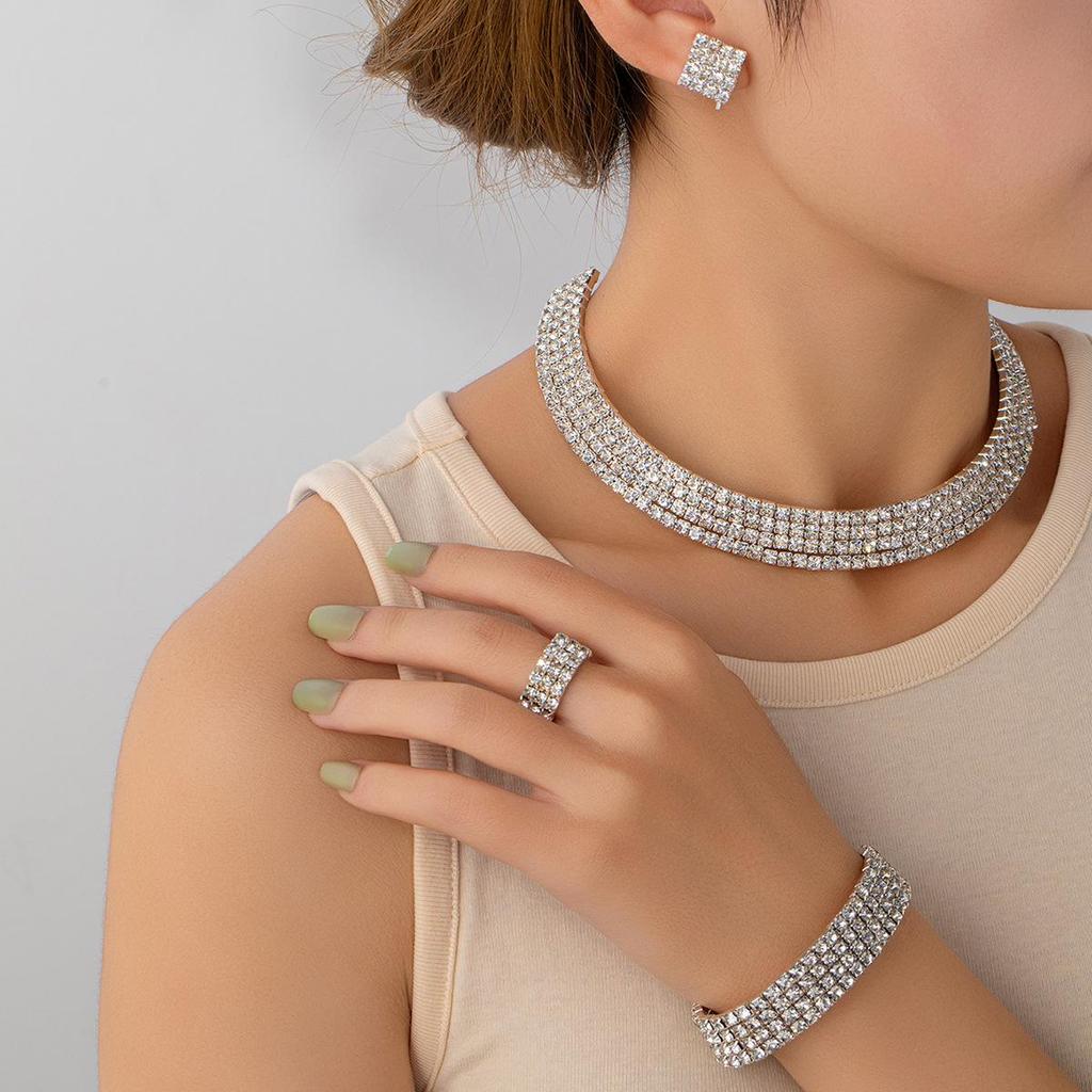 Colier Choker de Lux cu Diamante pe Mai Multe Rânduri, Cercei Pătrați și Set Inel - Bijuterii de Damă High-End din Patru Piese