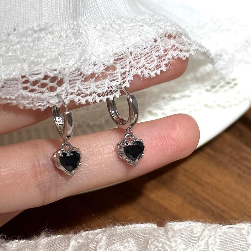 

Sweet Cool Black Love Heart Earrings Textured Circle Design Niche High-end Temperament Cold Elegant Women s Classic Fashion Accessories