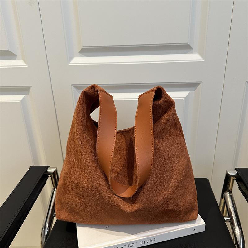 

Wasteland wind laziness wind original Spice Girl underarm bag women s retro 2025 autumn and winter new shoulder bag mobile phone bag темно-коричневого