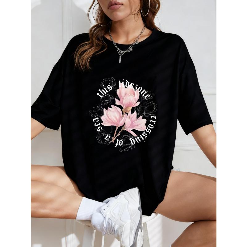 Vit Överdimensionerad T-shirt Med Rosa Magnoliablomma Och Citatet This Tidesome Life För Vardagsbruk