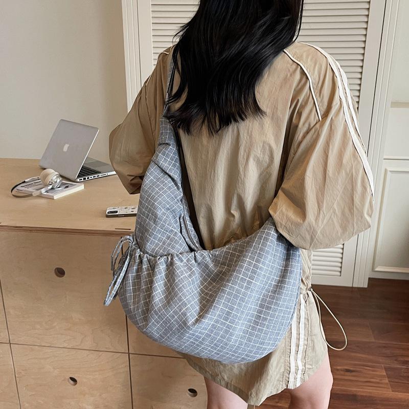 This Crossbody Bag Features A Large-capacity Checkered, Niche Design and A Single-shoulder Dumpling Bag