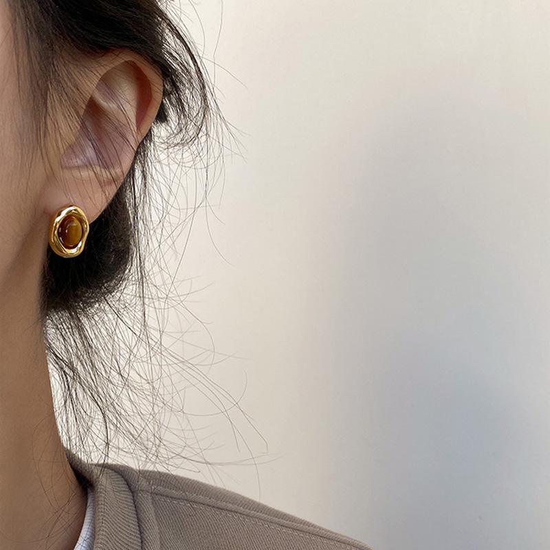 Elegant Retro Tiger Eye Metal Stud Earrings for Women - Versatile and High-End Jewelry