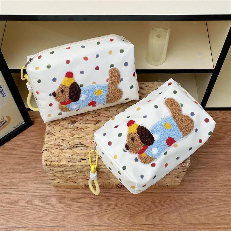Hand-held All-match Card Pass Love Embroidery Makeup Bag Travel Bag Collection Bag Hand-wrapped Tour Street Hand-wrapped Bag