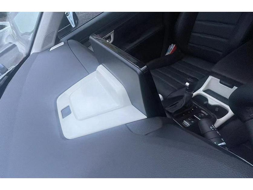 Compatible Accessories for 2023 Honda CR-V: Gear Shift Knob, Air Vent, Headlight Adjustment, Front Reading Light, Cigarette Lighter.