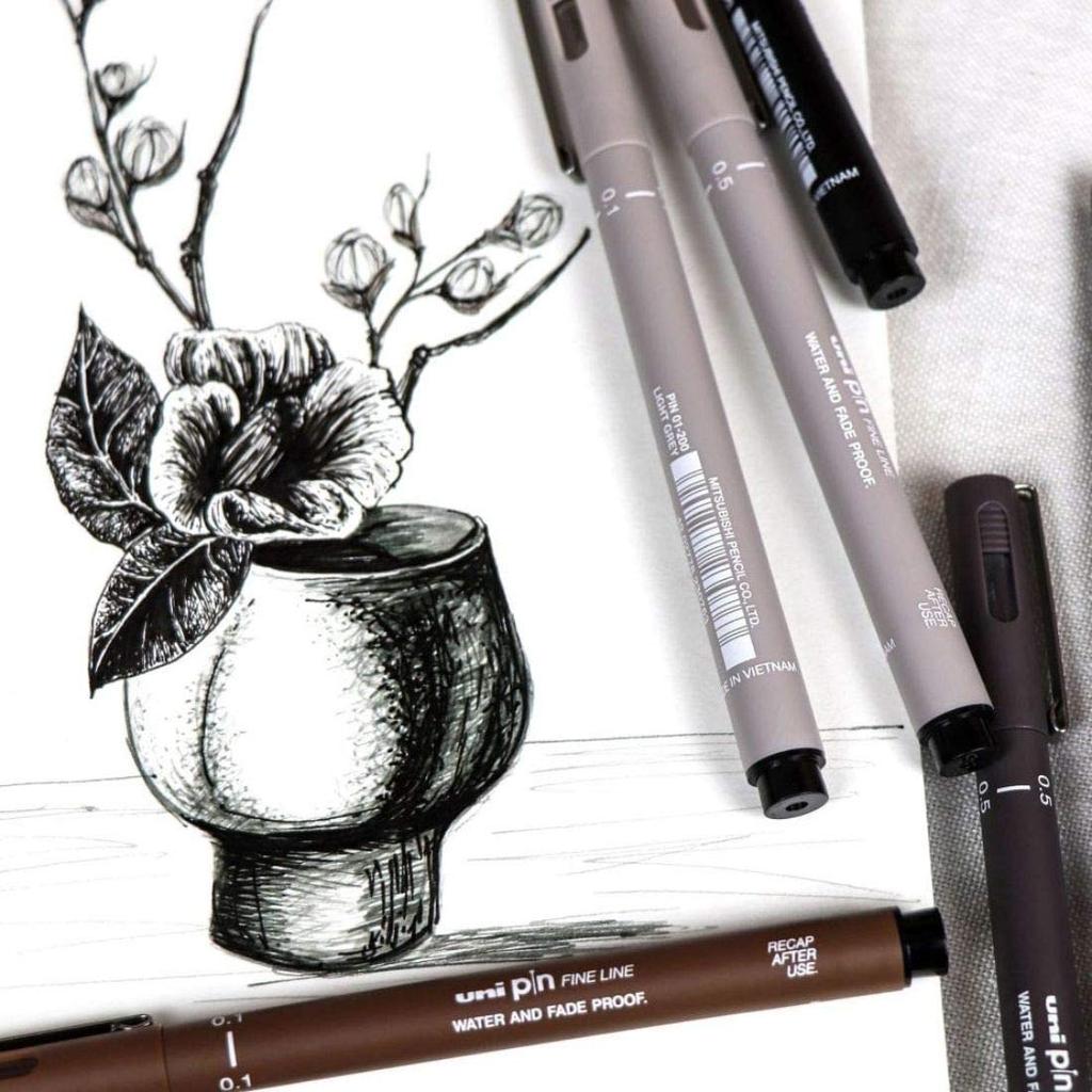 Uniball PIN-200 1,0mm Tenké kreslicí pero Černé, Balení 1 ks, Voděodolný a světlostálý inkoust pro technické kreslení, Skicování a DIY řemesla