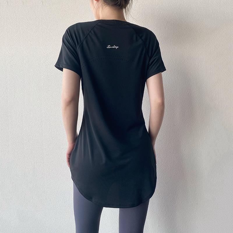 

Женская спортивная футболка средней длины, быстросохнущая, дышащая M