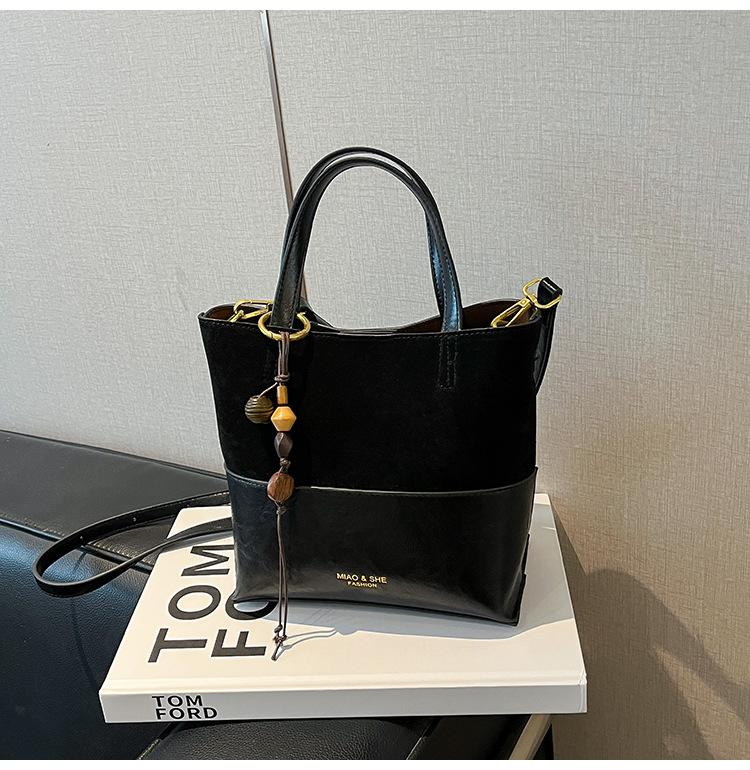 

Сумка-мессенджер для поездок на работу, большая вместимость, новинка 2025 года, сумка для ребенка и мамы, портативная, модная, для поездок на работу, на плечо, подмышку, универсальная сумка-ведро чёрный