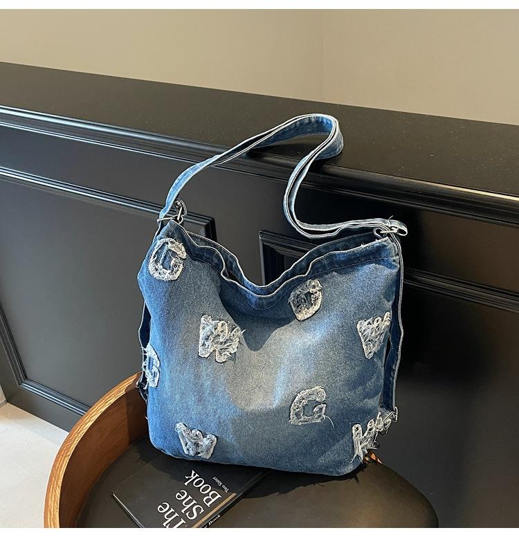 

Модная сумка-тоут 2025 новая джинсовая холщовая сумка с алфавитом сумка через плечо большая вместимость портативный дизайн рюкзак джинсовый синий