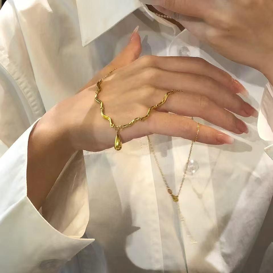 Women's High-End Rippled Water Drop Pendant Necklace - Luxury Design & Exquisite Fashion Accessory
