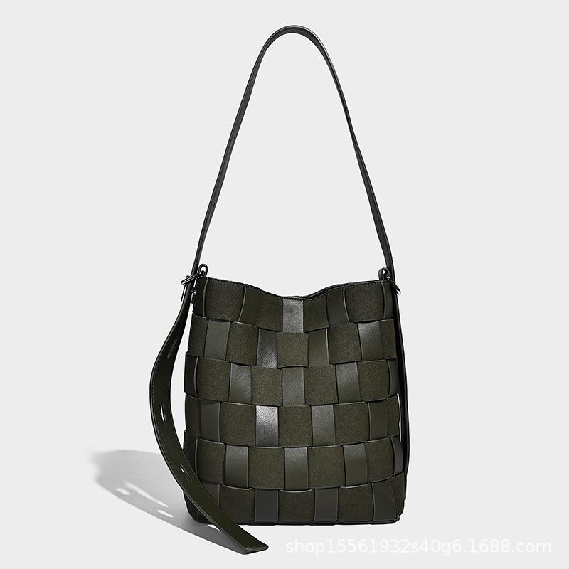 Niche Leisure Vacation Style Checkerboard Woven Armpit Bag for Women, New Commuter Mother Bag, Single Shoulder Crossbody Bucket Bag