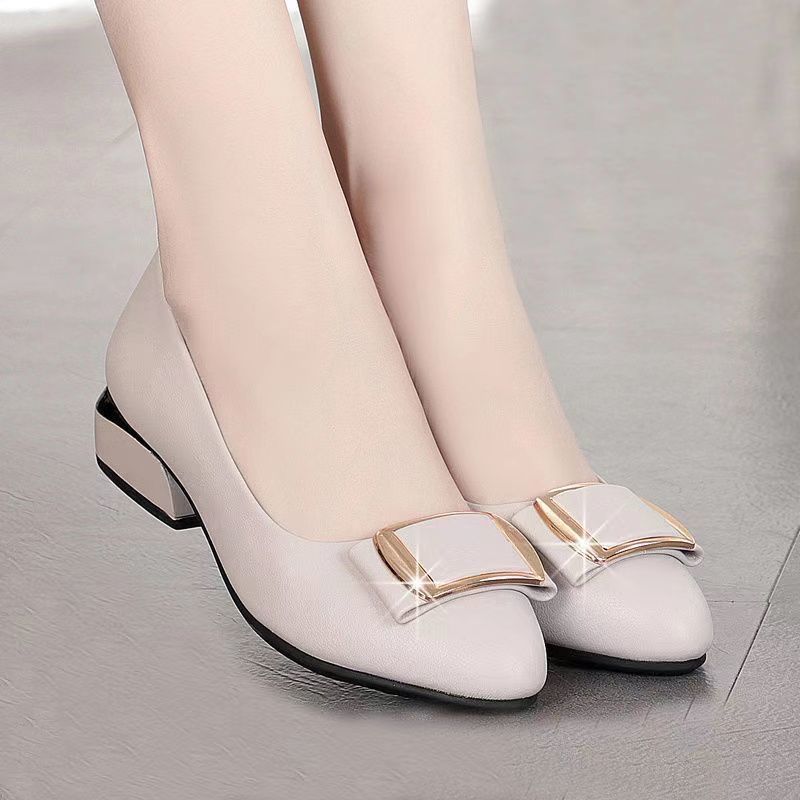 

2024 autumn new women s single shoes round head shallow mouth middle-aged mother leather shoes flat soft leather comfortable women s shoes middle-aged 40