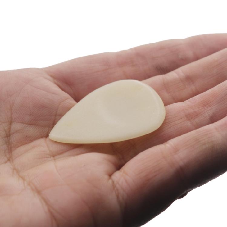 1Pc Guitar Picks, 30x33mm Solid Color Ox Bone Guitar Picks Guitar Bass Plectrums