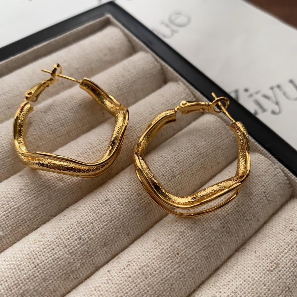 Blogger-Endorsed Wavy Circular Ear Cuff Earrings: Chic, Stylish Irregular Hoops for a High-End Look