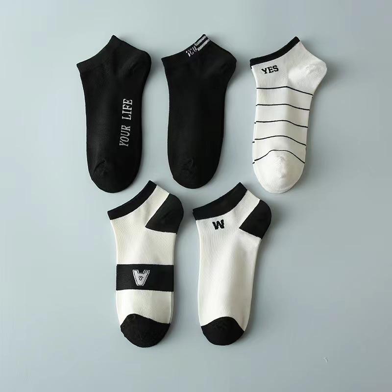 5 Pairs of Black and White Striped Mid-Calf Socks: Autumn/Winter Korean-Inspired Academy Style