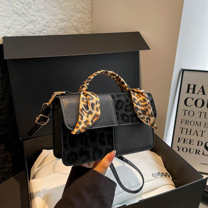 Niche design portable small bag women's autumn new fashion commuter small square bag high value shoulder bag