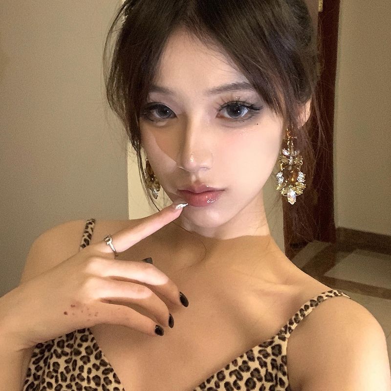 

Earrings for Women 2025 New Arrival Best Selling Accessible Luxury Fancy Niche Style Unique Retro Stud Earrings Personalized and Exaggerated Earrings Heavy Baroque ear clip