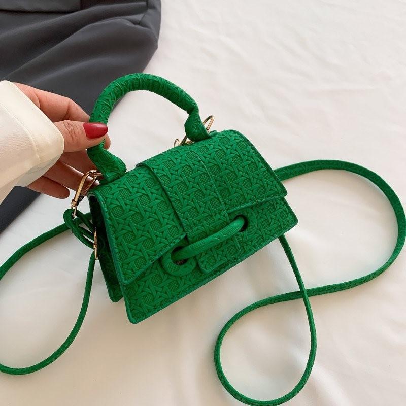 

Stylish All-season Shoulder Bag For Women Featuring Sleek Design And Soft Texture зелений