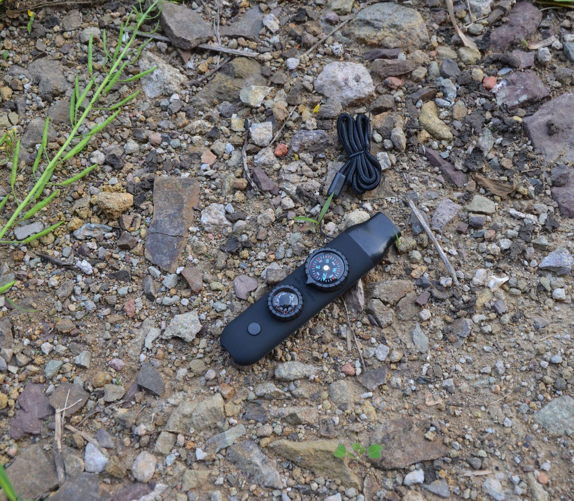 

Свисток для выживания с компасом, светодиодный, портативный инструмент для выживания, женский, мужской, снаряжение для безопасности с функцией компаса и шнурком